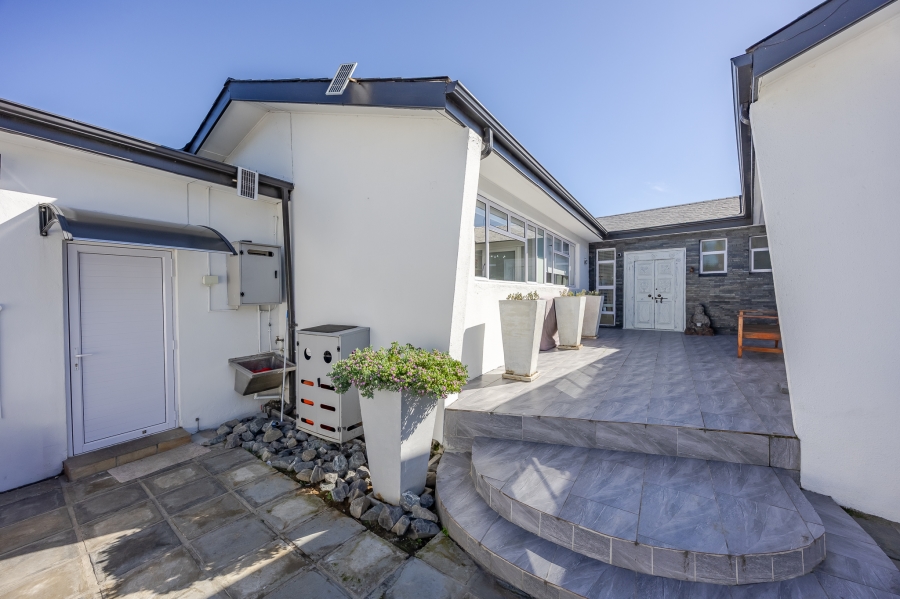 5 Bedroom Property for Sale in Milnerton Central Western Cape